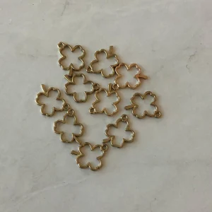 Open bezel clover pendant