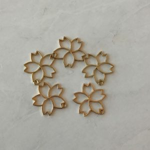 Open bezel flower pendant