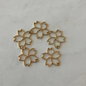 Open bezel flower pendant