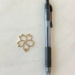 Alternative view of Open bezel flower pendant